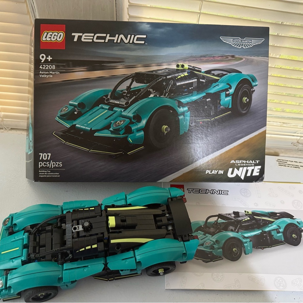 LEGO Technic Aston Martin Valkyrie
